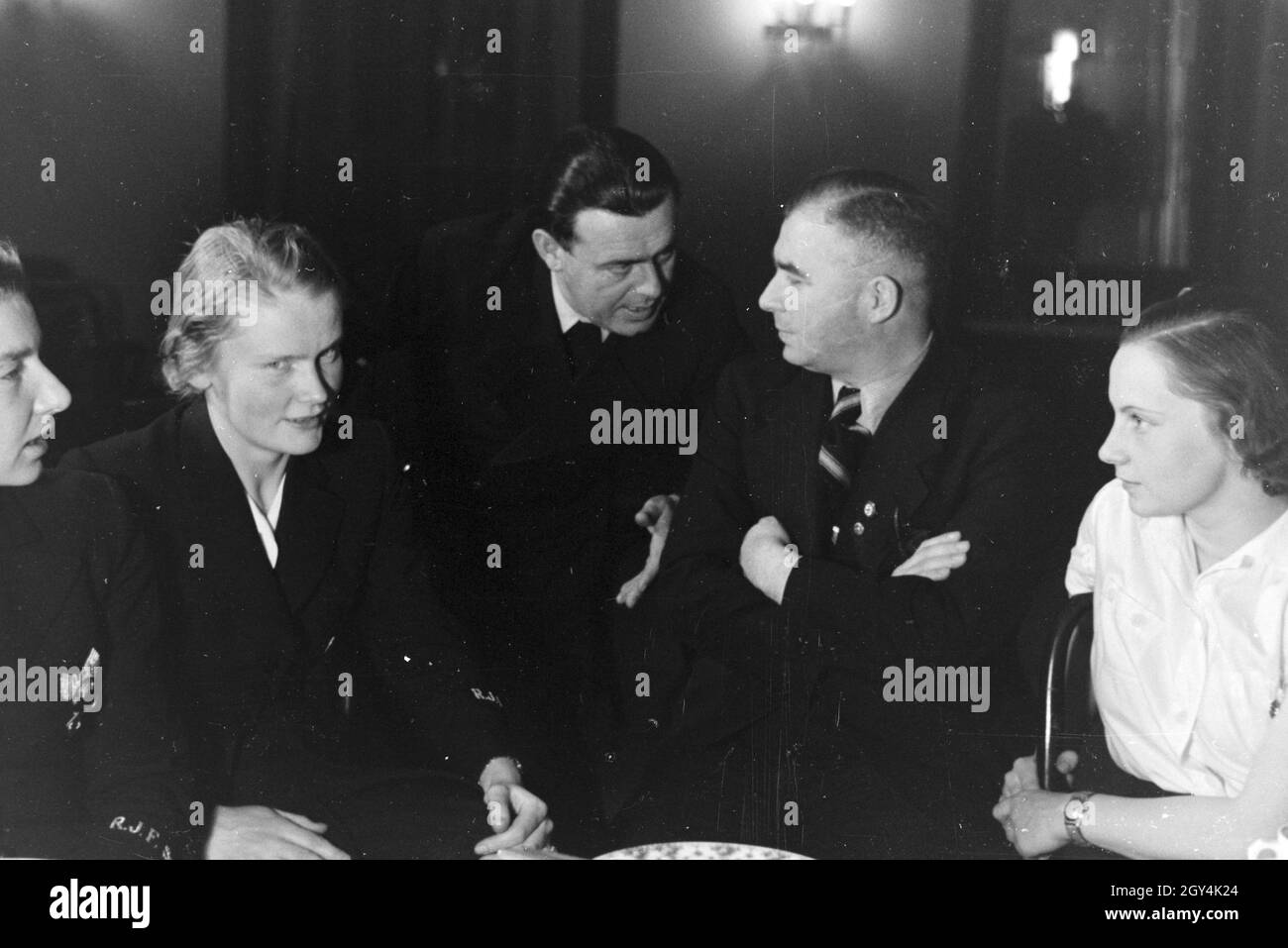 Der sportminister Felix Hurdes im Kreise einer Gruppe Mitglieder der