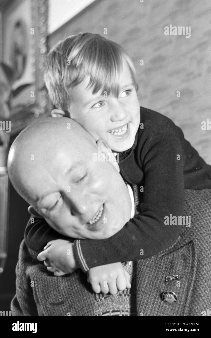 Vater und Sohn einer kinderreichen Familie, Deutsches Reich 30er Jahre. Vater und Sohn eines erweiterten Familie, Deutschland 1930. Stockfoto