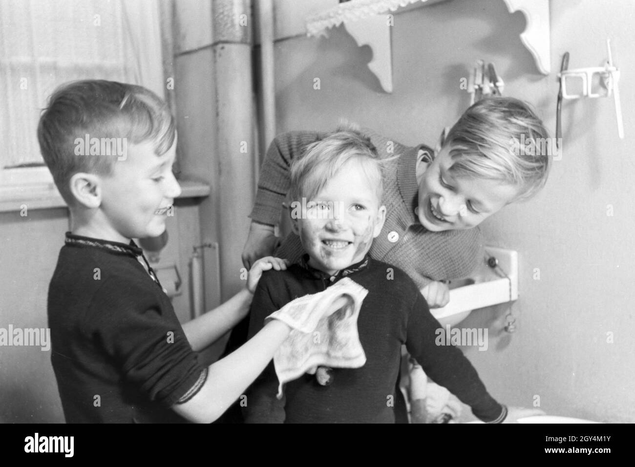 Die Söhne einer kinderreichen Familie waschen sich im Badezimmer, Deutsches Reich 30er Jahre. Söhne einer Familie in einem Waschbecken im Badezimmer, Deutschland 1930. Stockfoto