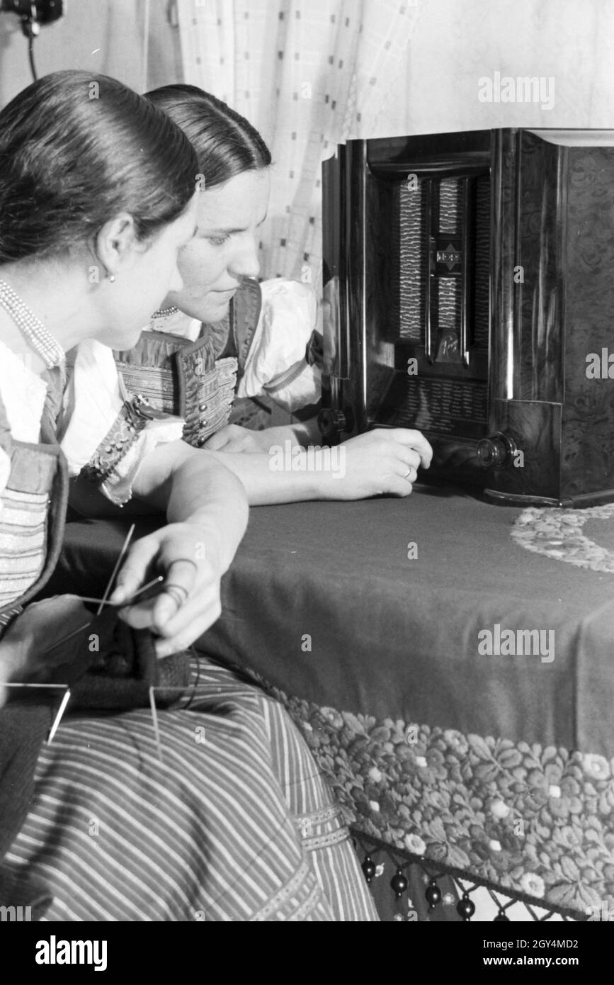 Schlesische Stickerinnen bei der Arbeit, Schönwald in Deutschland, Deutsches Reich 30er Jahre. Schlesische Stickerinnen, Schönwald in Oberschlesien, Deutschland 1930. Stockfoto