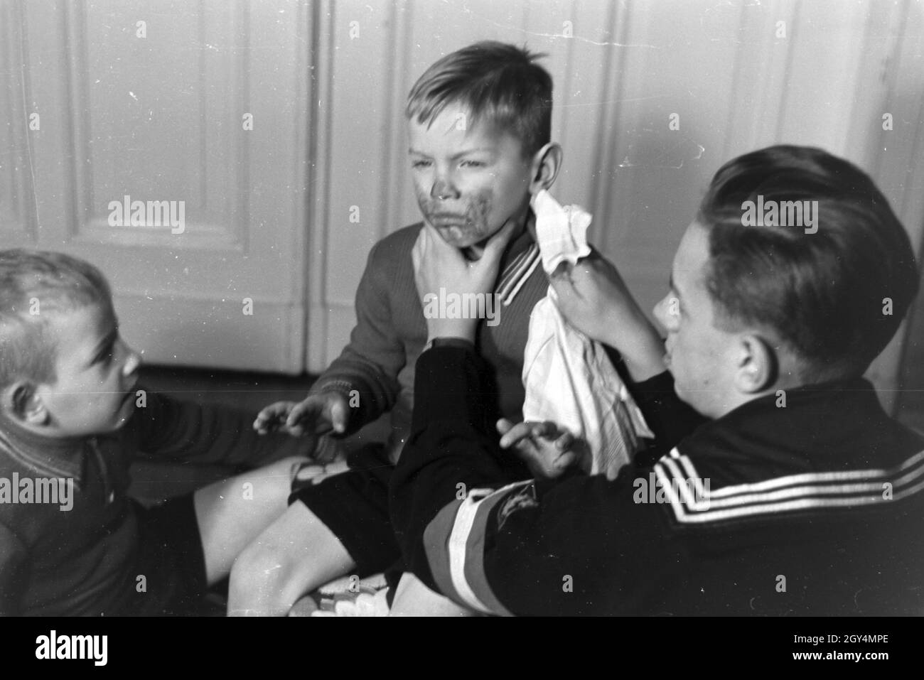 Mitglieder einer kinderreichen Familie helfen sich gegenseitig, Deutsches Reich 30er Jahre. Mitglieder einer Großfamilie gegenseitig helfen, Deutschland 1930. Stockfoto