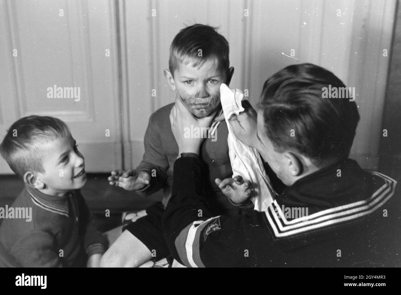 Mitglieder einer kinderreichen Familie helfen sich gegenseitig, Deutsches Reich 30er Jahre. Mitglieder einer Großfamilie gegenseitig helfen, Deutschland 1930. Stockfoto