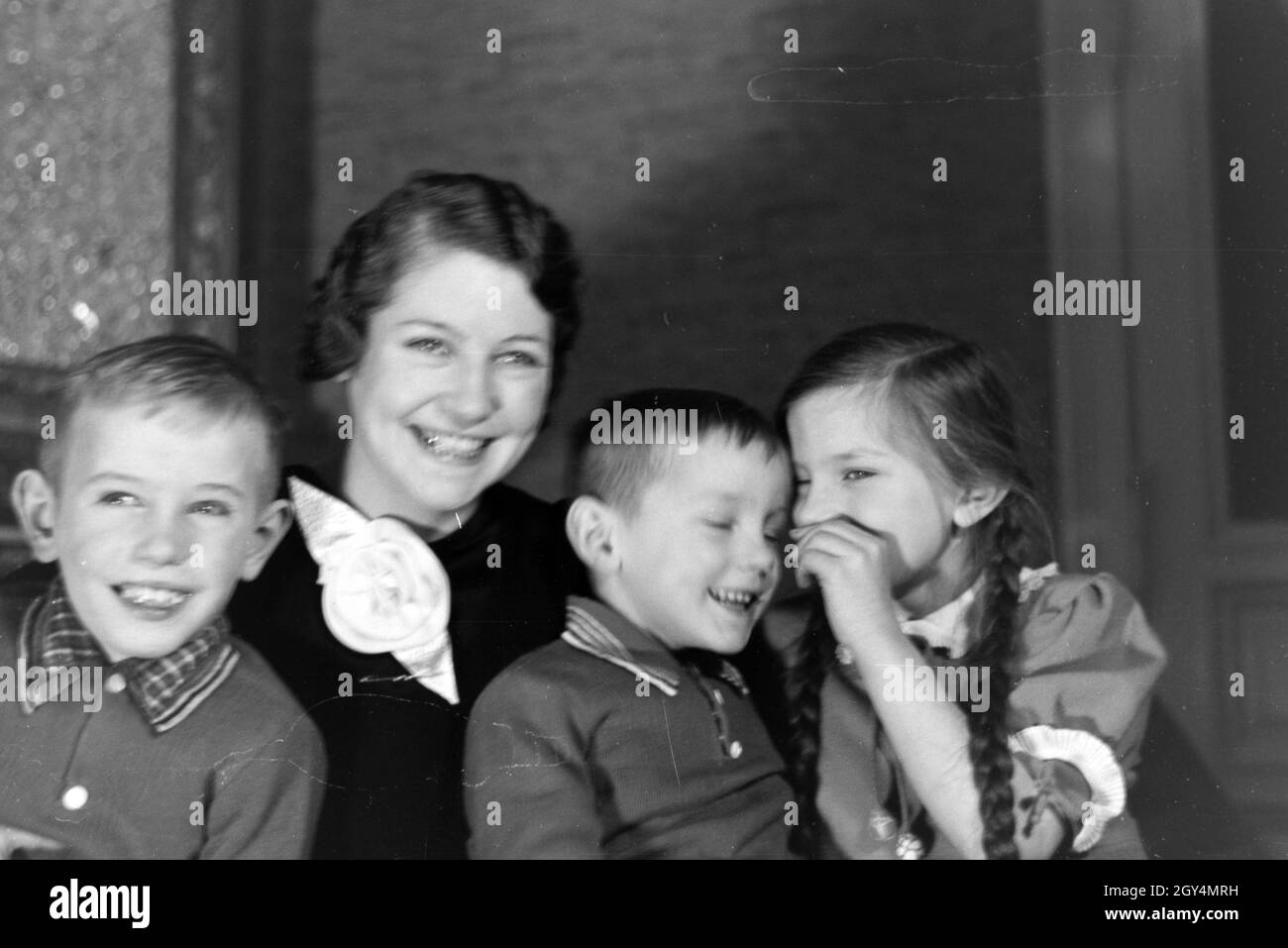 Mitglieder einer kinderreichen Familie, Deutsches Reich 30er Jahre. Mitglieder einer Großfamilie, Deutschland 1930. Stockfoto