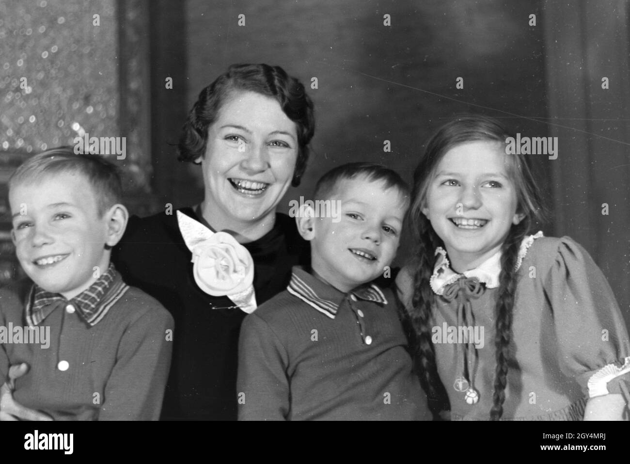 Mitglieder einer kinderreichen Familie, Deutsches Reich 30er Jahre. Mitglieder einer Großfamilie, Deutschland 1930. Stockfoto