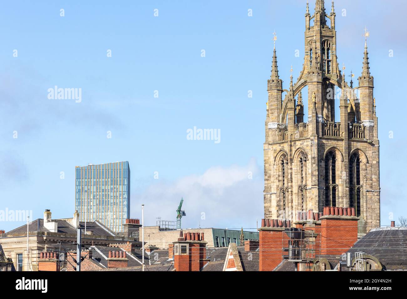Newcastle upon Tyne Großbritannien: 12. März 2021: Skyline von Newcastle 2021 mit alter Kathedrale und neuem Wolkenkratzer (Hadrians Tower) Stockfoto