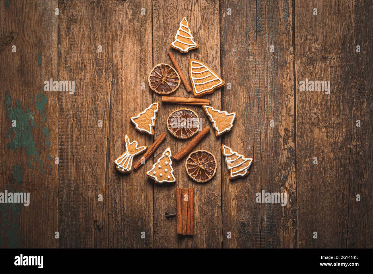 Weihnachtsbaum aus Lebkuchen, Zimt und Zitrone auf Holzboden. Das Konzept von Weihnachten und Neujahr. Draufsicht, horizontal. Stockfoto
