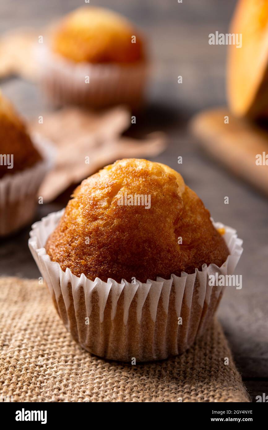 Kürbismuffins auf Holztisch Stockfoto