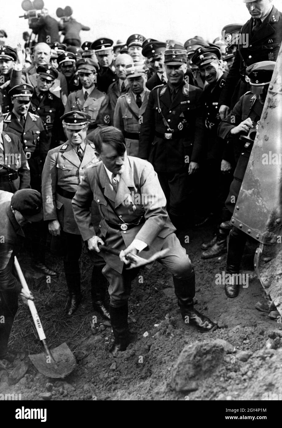 Adolf Hitler bricht den Boden für den Autobahnabschnitt zwischen Frankfurt und Mannheim. Hinter Hitler, Reichsführer NSKK Adolf Hühnlein und Fritz Todt. [Automatisierte Übersetzung] Stockfoto