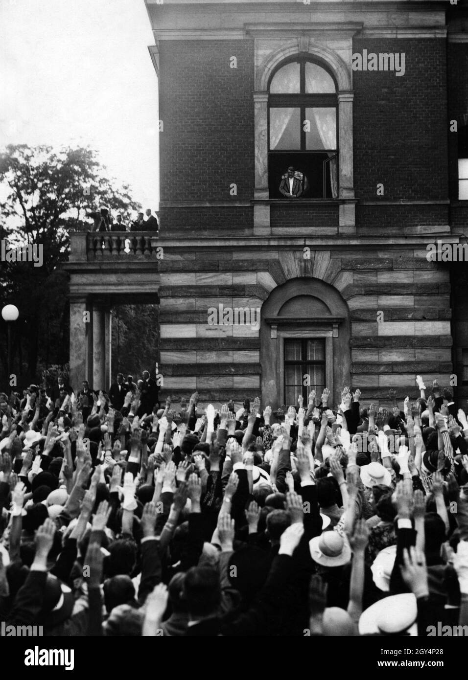 Adolf Hitler, Bayreuth Adolf Hitler, Gast bei den Bayreuther Festspielen, begrüßt die Menge während einer Aufführungspause vom Balkon aus. [Automatisierte Übersetzung] Stockfoto