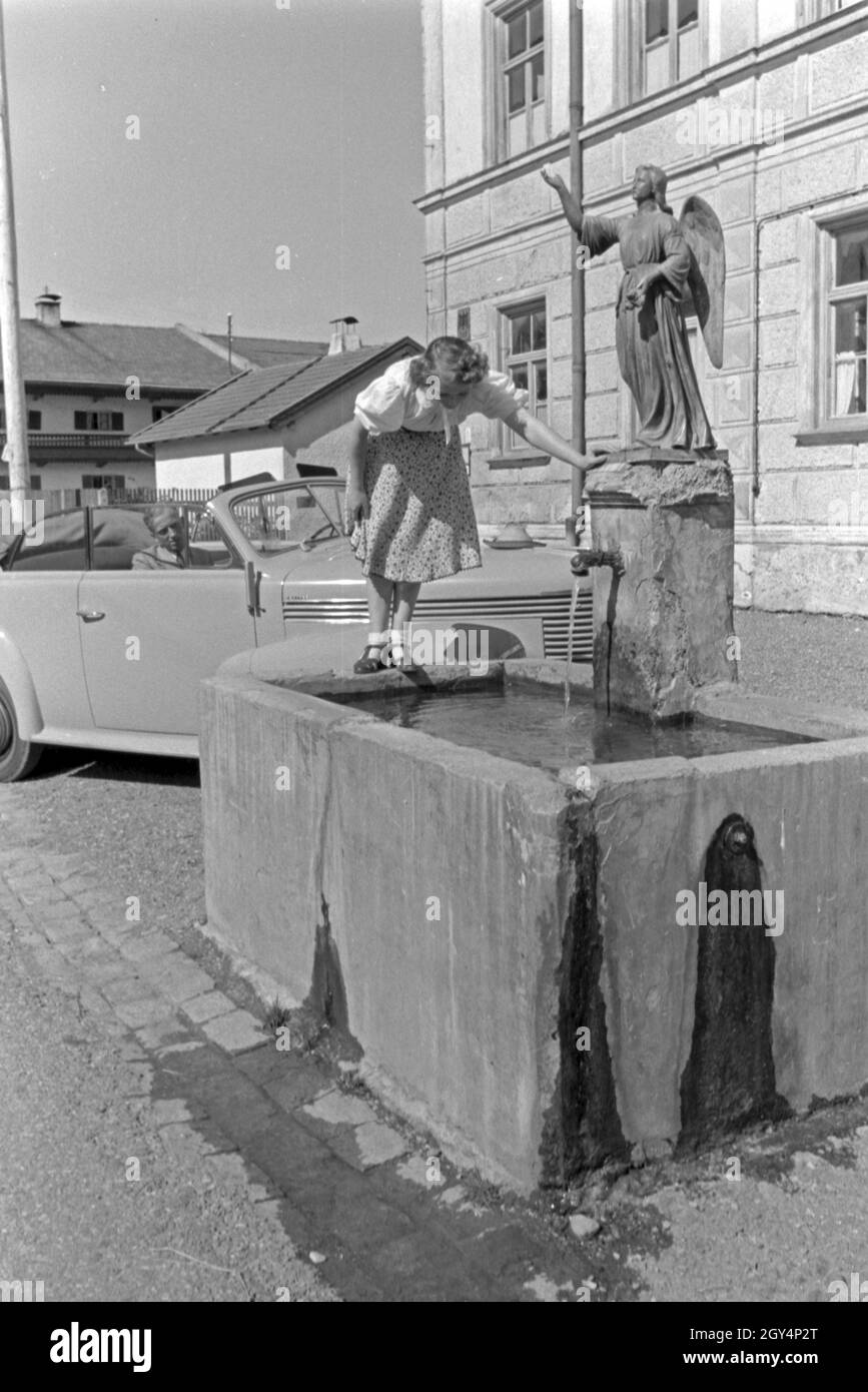 Die österreichischen Fictitious character Gusti Wolf erfrischt sich ein einem Brunnen bei Ferien auf dem Lande, Deutschland 1930er Jahre. Österreichische Schauspielerin Gusti Wolf erfrischend an einem gut im Urlaub auf dem Lande, Deutschland 1930. Stockfoto