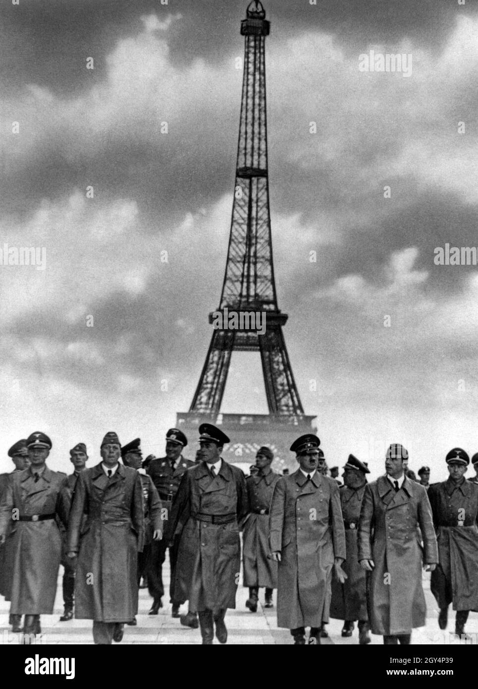 "Nach der Besetzung Frankreichs besuchte Hitler 1940 einmal Paris, um sich von der Architektur seines geplanten ''Über-Paris'', der größenwahnsinnigen Welthauptstadt Germania, inspirieren zu lassen. Zu diesem Zweck begleiteten ihn der Architekt Hermann Giesler (zweiter von links), sein persönlicher Architekt und Rüstungsminister, der ambitionierte Albert Speer und der Bildhauer und Architekt Arno Breker (rechts von Hitler). In der zweiten Reihe von links: SS-Führer Karl Wolff, Generaloberst Keitel, SA-Führer Brückner, Karl Brandt, Reichschef Martin Bormann und Reichspressechef Otto Dietrich. [Automatisiert Stockfoto