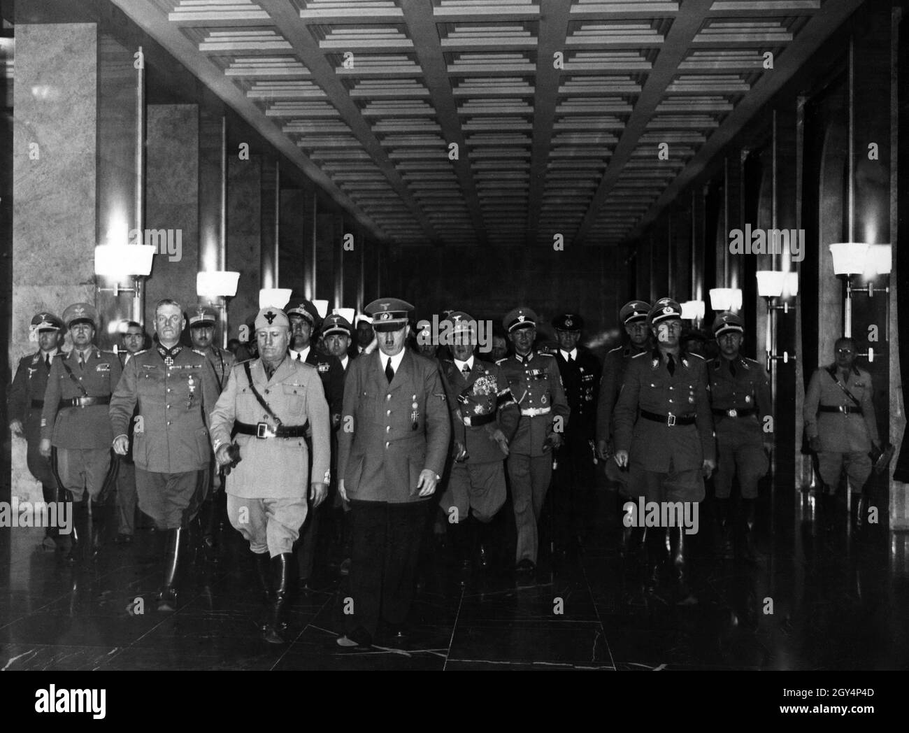 Von links: Magistrati, General Wilhelm Keitel, Benito Mussolini, Graf Galeazzo Ciani, Reichspressechef Otto Dietrich, Adolf Hitler, Franz von Epp und andere hohe Nazi-Beamte. [Automatisierte Übersetzung] Stockfoto