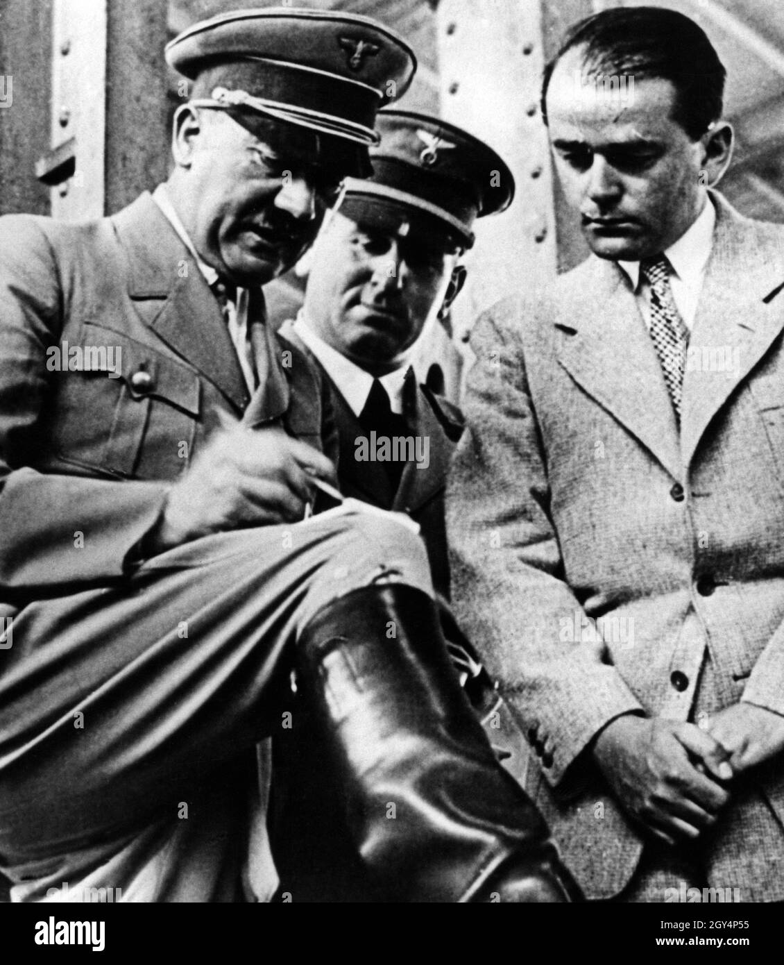Bei einer Tour durch den Baufortschritt auf dem Reichsparteitagsgelände in Nürnberg skizziert Adolf Hitler dem Architekten Albert Speer neue Wünsche. [Automatisierte Übersetzung] Stockfoto