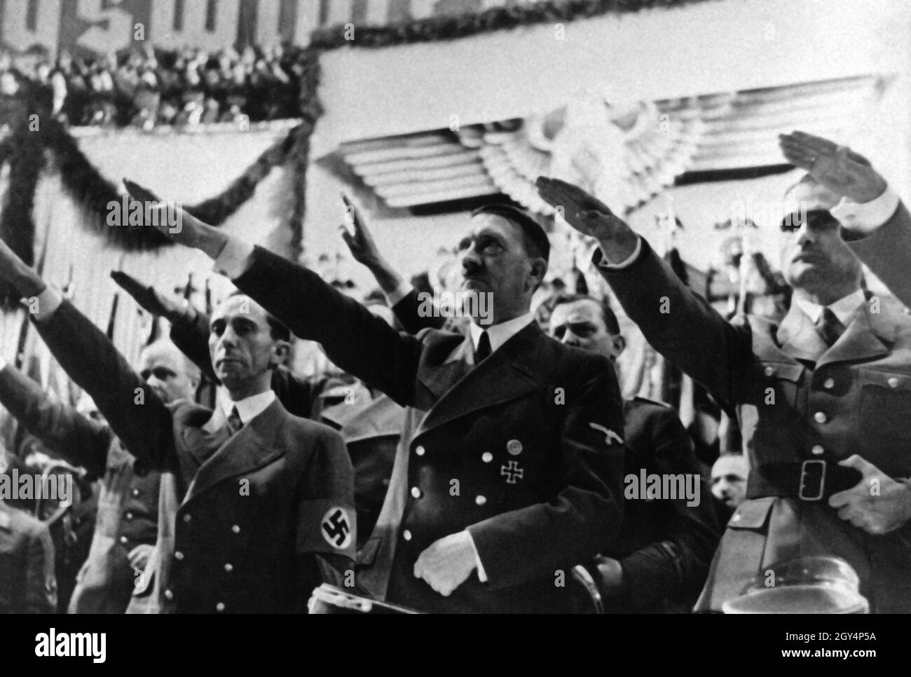 Goebbels, Hitler und Hess eröffnen den Winter war Relief Fund 1939 mit dem Hitlergruß zur Nationalhymne. Obwohl die WHW in erster Linie dazu diente, schlecht versorgte Bevölkerungsgruppen zu versorgen, war sie im Wesentlichen eine Propagandakampagne der NSDAP, um den Volksgeist und die Volksgemeinschaft zu evozieren. [Automatisierte Übersetzung] Stockfoto