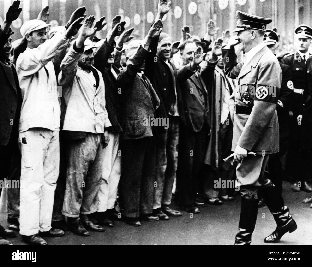 Adolf Hitler begrüßt am Bau der Reichskanzlei beteiligte Arbeiter, die seinen Hitlergrüß zurückbringen. [Automatisierte Übersetzung] Stockfoto