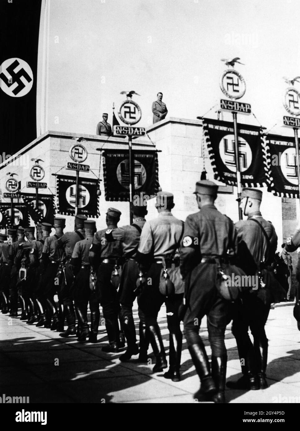 Adolf Hitler beobachtet den vormarsch der SA-Standards auf dem Reichsparteitag in Nürnberg. [Automatisierte Übersetzung] Stockfoto