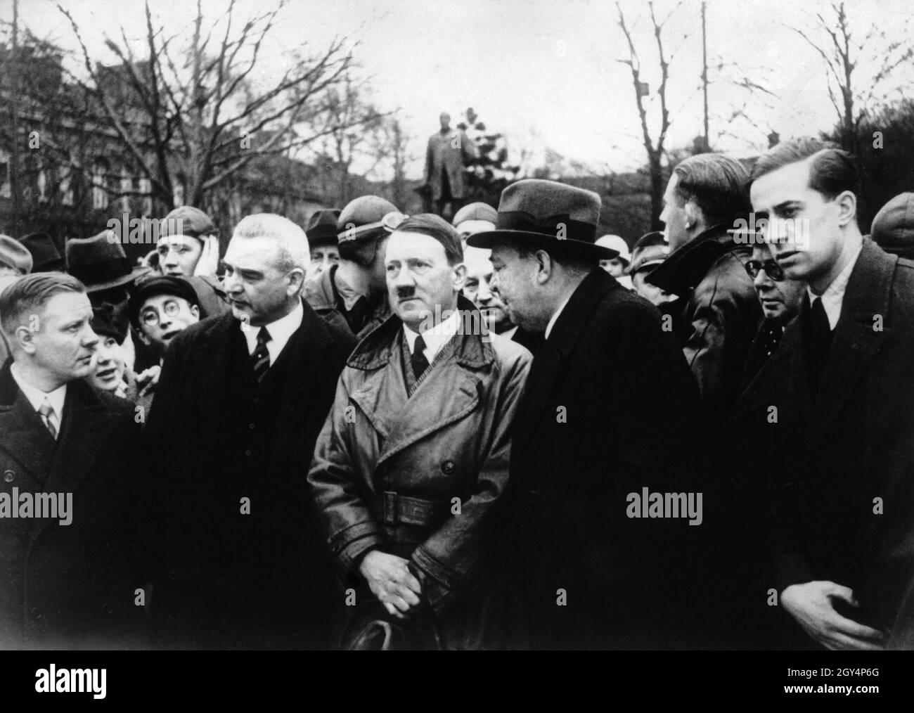 Von links: Gauleiter Wagner, Vögeler (Vereinigte Stahlwerke), Hitler, Borbet (Bochumer Verein) und Hitlers Leibarzt Brandt. [Automatisierte Übersetzung] Stockfoto