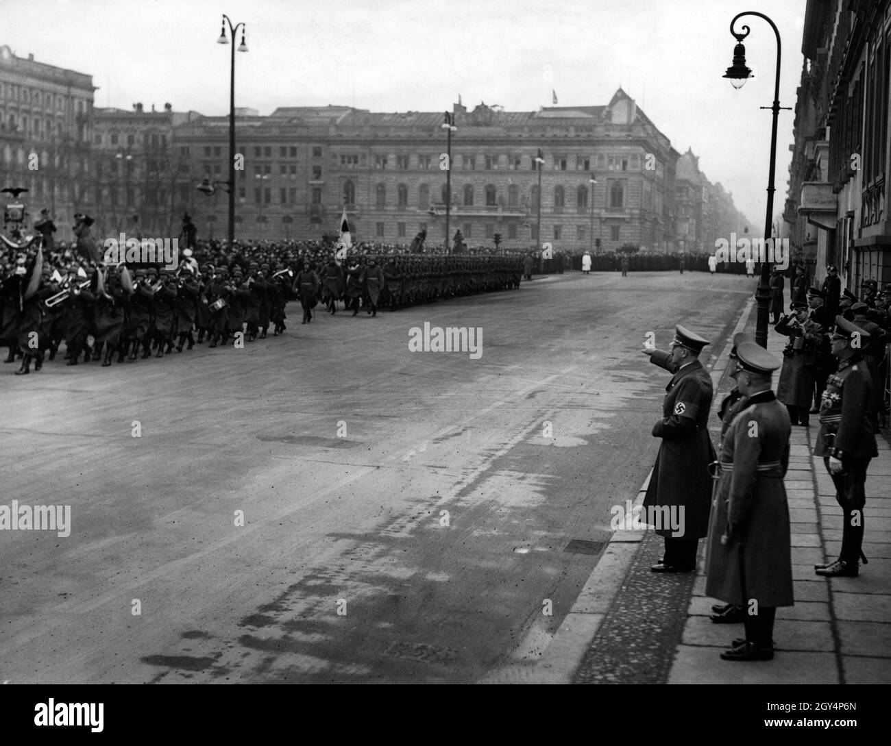 Adolf Hitler begrüßt den Vormarsch einer Militärkapelle mit dem Hitlergruß. [Automatisierte Übersetzung] Stockfoto