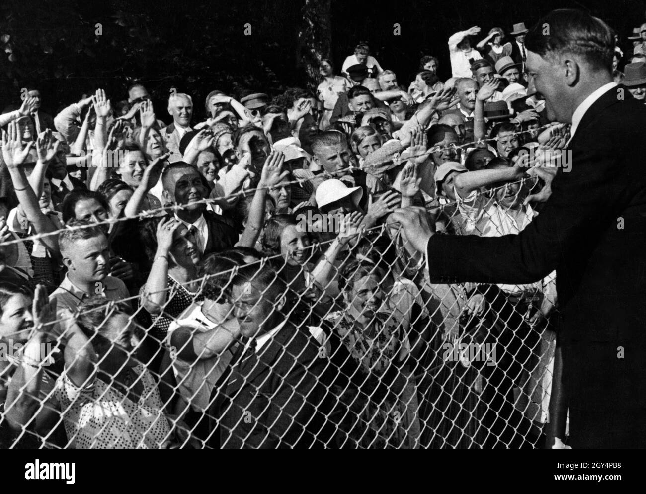 Adolf Hitler in Zivilkleidung wird an seinem Geburtstag von Menschen aus dem Berchtesgadener Land bejubelt. [Automatisierte Übersetzung] Stockfoto