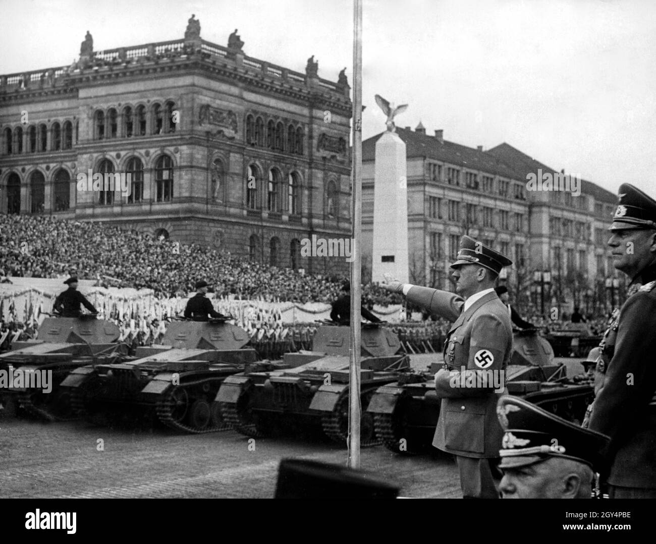 Adolf Hitler und Wilhelm Keitel nehmen an einer Militärparade der Wehrmacht mit gepanzerten Kampffahrzeugen anlässlich Hitlers Geburtstag Teil. [Automatisierte Übersetzung] Stockfoto
