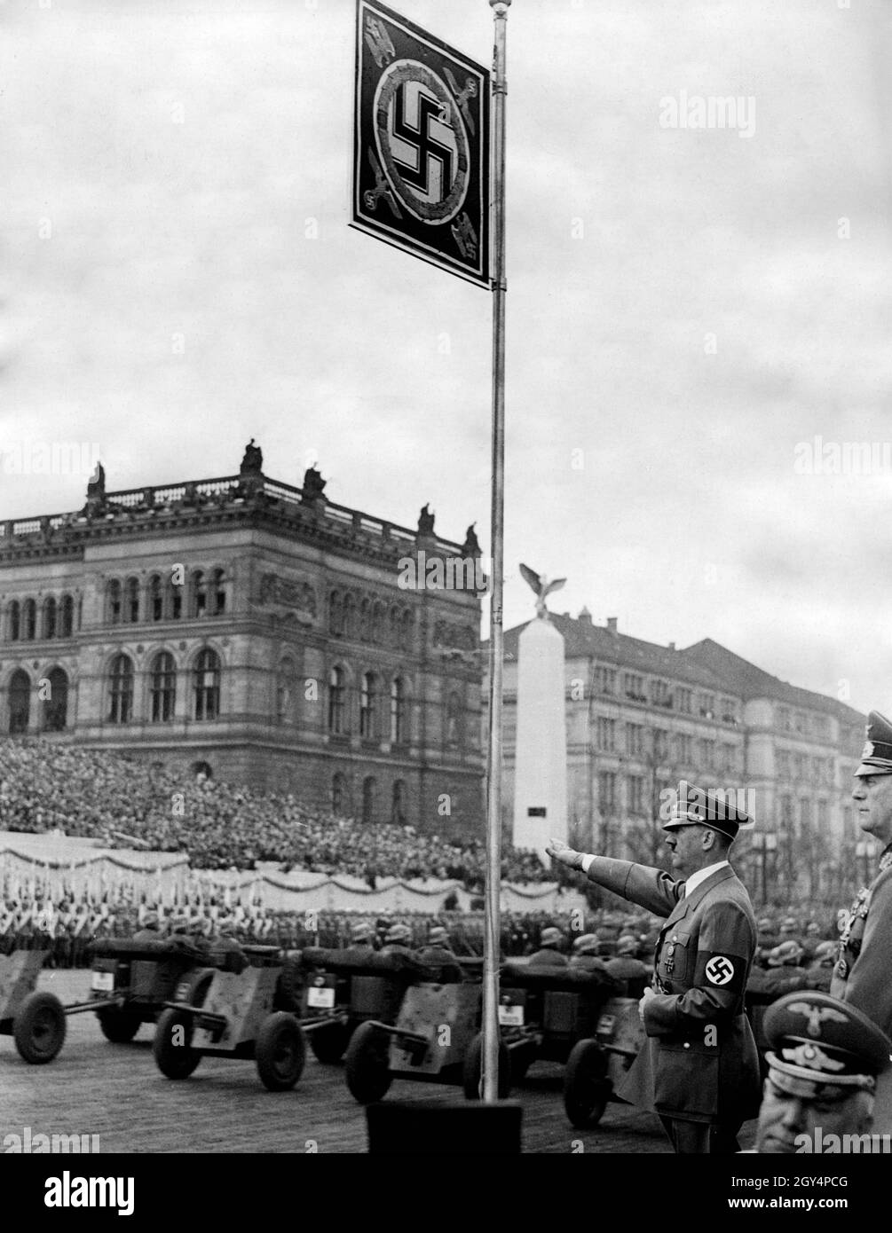 Im Jahr des Kriegsausbruchs gibt Adolf Hitler am Charlottenburger Tor den Hitlergruß zu einer vorübergehenden Ehrenparade der Wehrmacht. Neben ihm steht Wilhelm Keitel, Generaloberst. Wehrmacht Panzerabwehreinheiten mit leichten 3,7cm Panzerabwehrkanonen sind zu sehen. [Automatisierte Übersetzung] Stockfoto