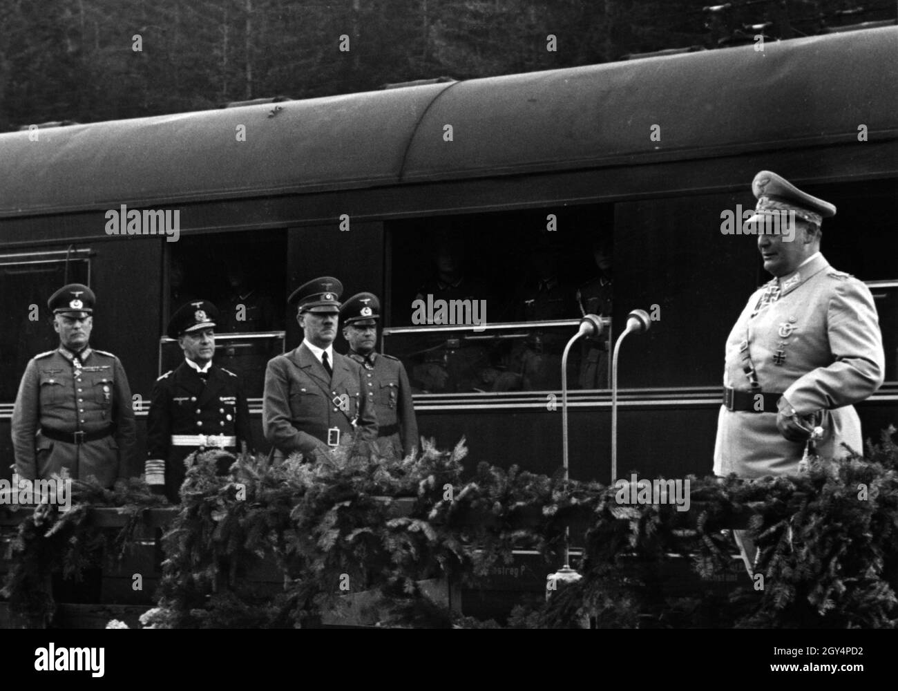 Reichsmarschall Hermann Göring hält eine Rede im Führerhauptquartier anlässlich des Geburtstages von Adolf Hitler. Göring steht vorne, Wilhelm Keitel, Erich Raeder, Adolf Hitler und Walther von Brauchitsch von links nach rechts hinten. [Automatisierte Übersetzung] Stockfoto