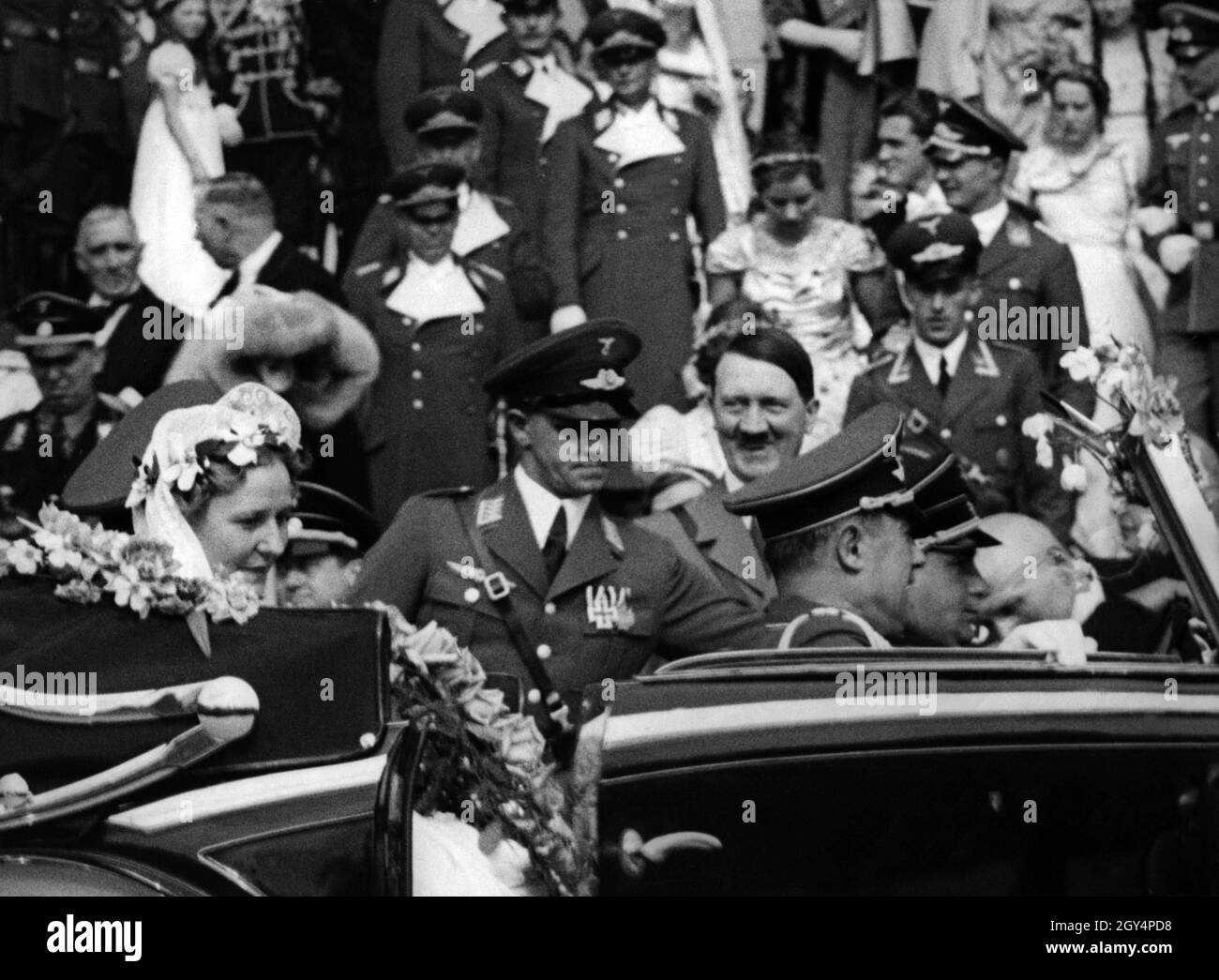Emmy Göring, geb.Sonnemannn und Hermann Göring verlassen den Berliner Dom nach ihrer Trauung unter den Augen des besten Mannes Adolf Hitler. Im Hintergrund, unter anderem von links, Julius Schaub, Franz von Papen und Wilhelm Keitel. [Automatisierte Übersetzung] Stockfoto