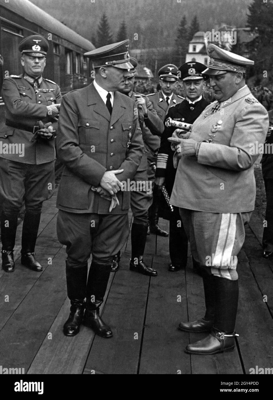 An seinem 52. Geburtstag war Hitler zusammen mit (von links) Wilhelm Keitel, Chef OKW, Walther von Brauchitsch, Oberbefehlshaber der Armee, Otto Dietrich, Reichspressechef, Erich Raeder, Oberbefehlshaber der Marine, Reichmarschall Göring und dem persönlichen Fotografen Heinrich Hoffmann am Hauptquartier des Führers. [Automatisierte Übersetzung] Stockfoto