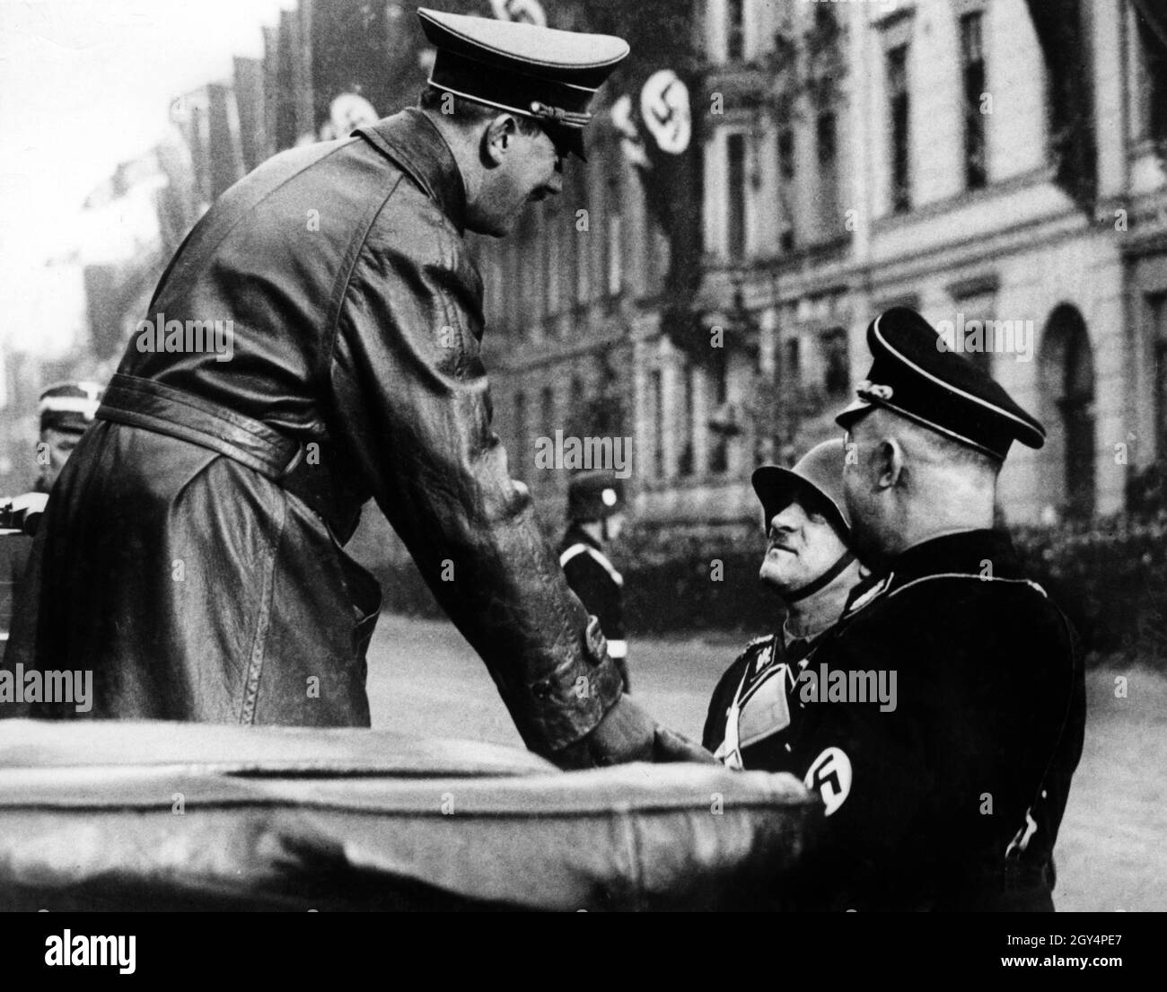 Adolf Hitler dankt dem Kommandanten der Leibstandarte Adolf Hitler, Obergruppenführer Sepp Dietrich, für die Parade zu seinem Geburtstag. Reichsführer SS Heinrich Himmler steht zur Verfügung. [Automatisierte Übersetzung] Stockfoto