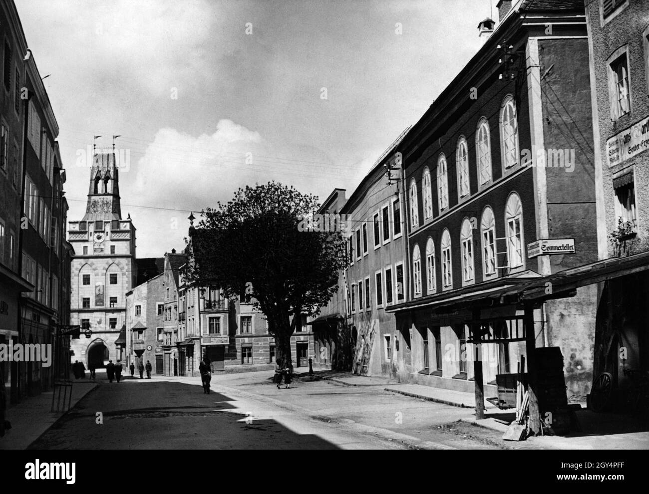 'Das Geburtshaus Adolf Hitlers in Braunau am Inn (rechts mit roter Fassade und Schild 'zum Sommerteller') an der ehemaligen Salzburger Vorstadt-Straße, die heute Adolf Hitler-Straße hieß. [Automatisierte Übersetzung]' Stockfoto