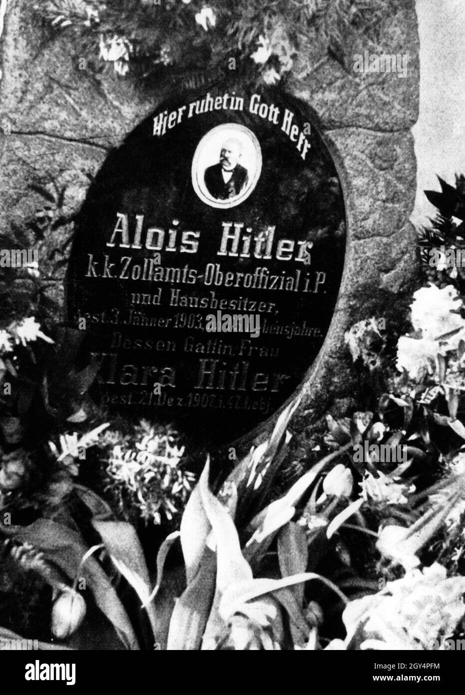 Unter diesem Grabstein wurden Adolf Hitlers Eltern Alois und Klara auf einem Friedhof in Leonding bei Linz begraben. [Automatisierte Übersetzung] Stockfoto