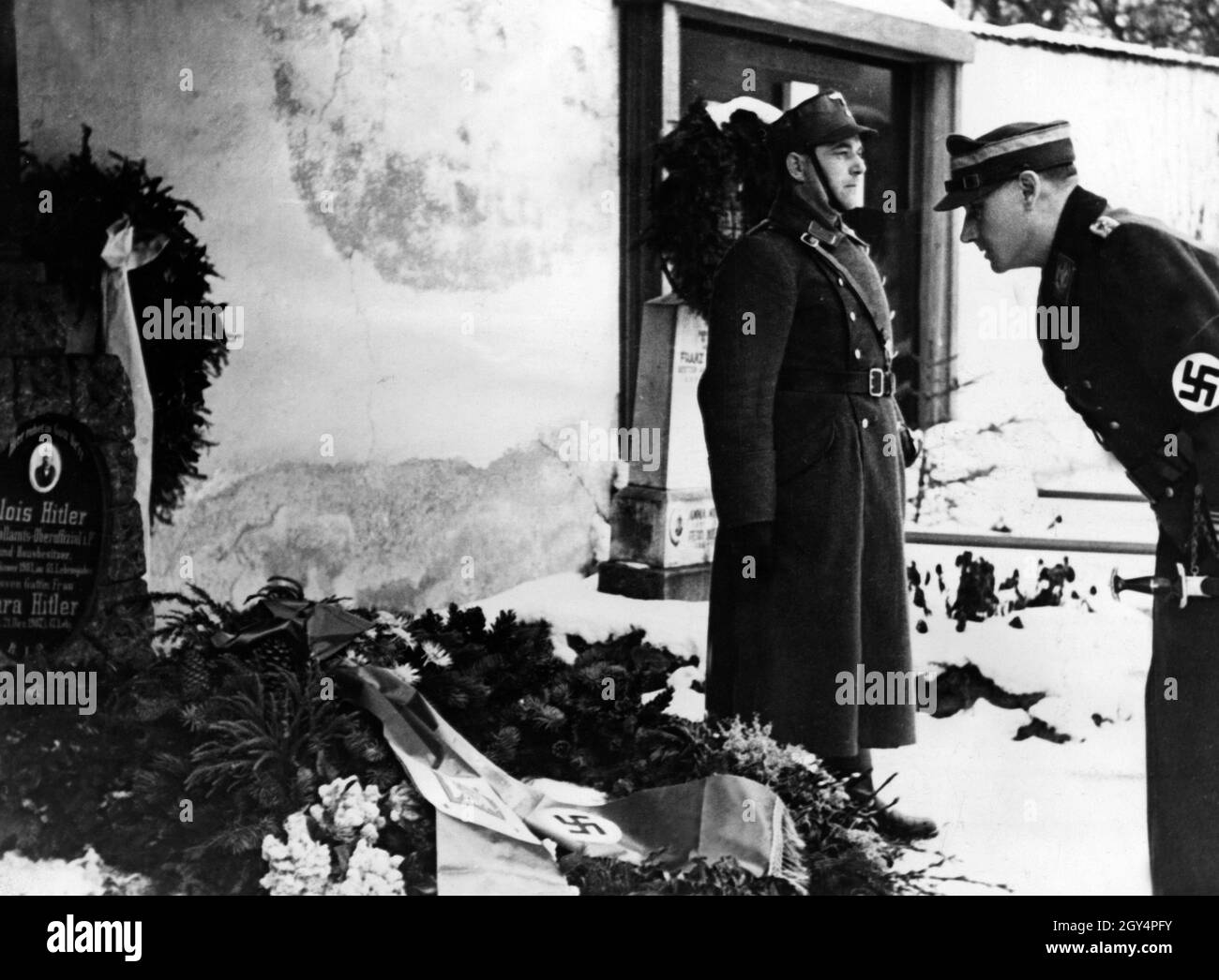 SA-Stabschef Viktor Lutze nutzte einen Besuch bei der SA-Gruppe Alpenland, um einen Kranz am Grab von Adolf Hitlers Eltern Klara und Alois in Leonding bei Linz zu legen. [Automatisierte Übersetzung] Stockfoto