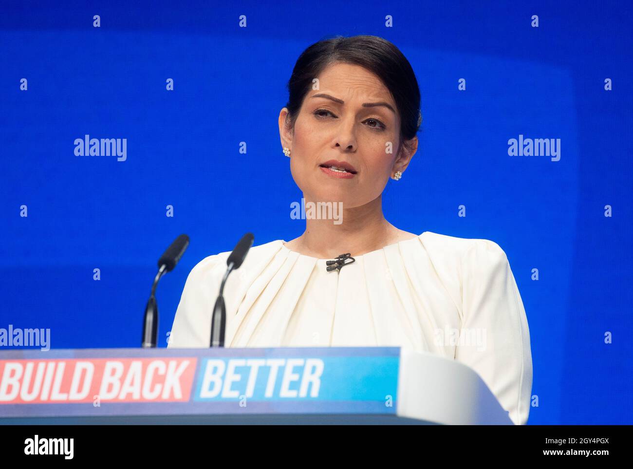 Die Innenministerin, Priti Patel, hält ihre Grundsatzrede auf der Konferenz der Konservativen Partei in Manchester. Stockfoto