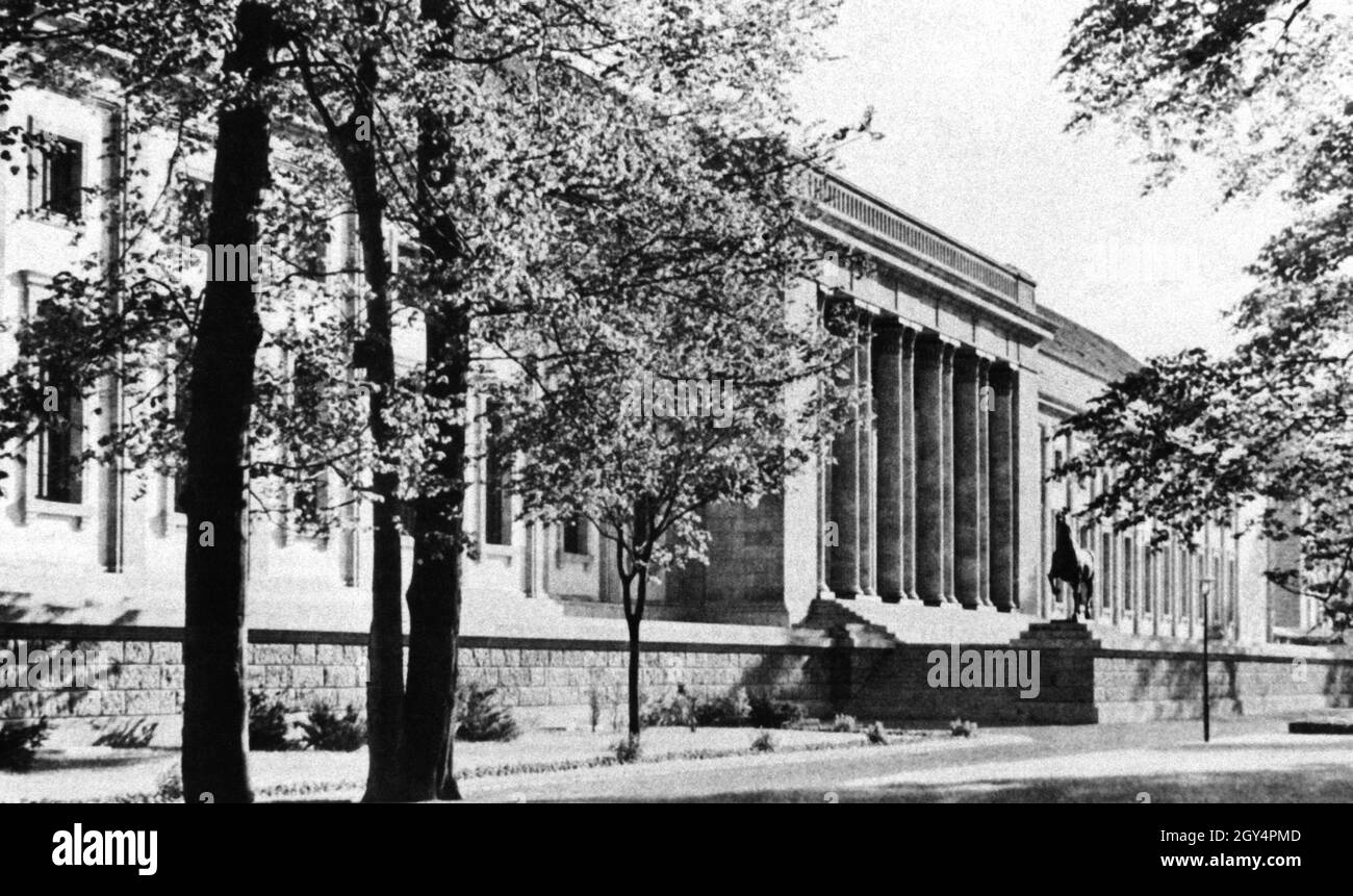 Die Vorderseite an der Rückseite des Gebäudes nördlich der neuen Reichskanzlei entlang der Voßstraße. Hitlers Arbeitszimmer, mit Blick auf den Garten, war hinter den Säulen und daher auf der Nordseite immer schattig. Zwei große Pferdestatuen säumten die Treppe in den Garten, der ein mit Mosaiken geschmücktes Wasserbecken enthielt, das von Hitlers Arbeitszimmer aus gesehen werden konnte. [Automatisierte Übersetzung] Stockfoto