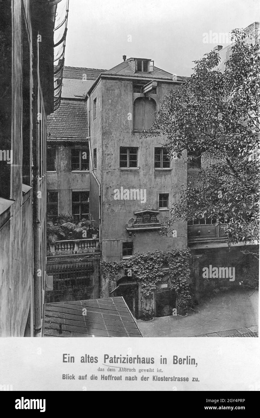 Das Foto von 1908 zeigt den Innenhof eines alten Patrizierhauses in der Klosterstraße in Berlin-Mitte, das abgerissen werden soll. [Automatisierte Übersetzung] Stockfoto