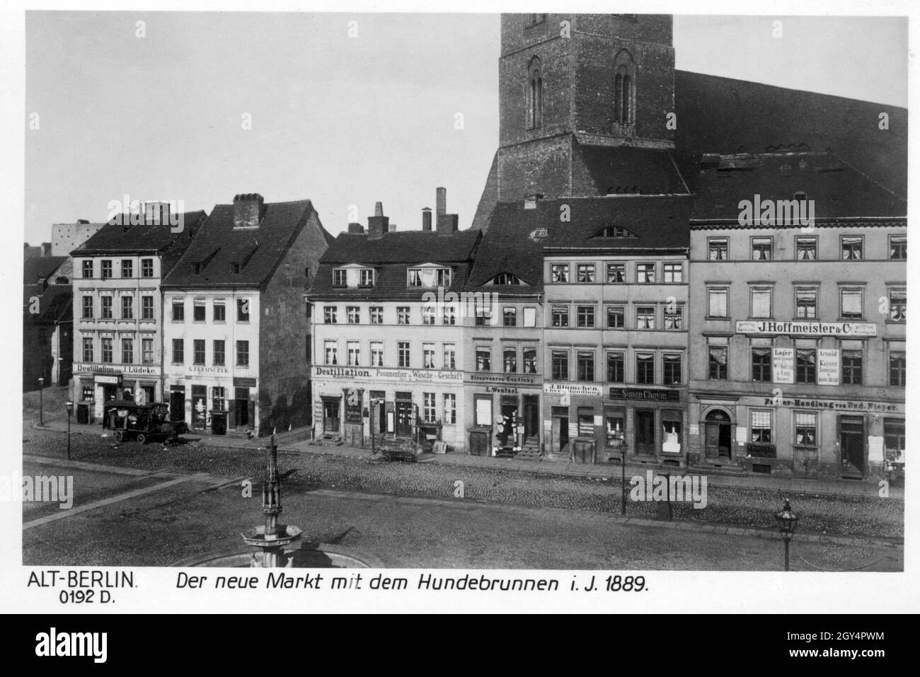 'Das Foto zeigt den Neuen Markt mit dem Hundebrunnen im Zentrum von Berlin im Jahr 1889. Dahinter ist die Marienkirche zu sehen. In der Häuserzeile befinden sich folgende Geschäfte (von links nach rechts): ''Destillation von J. Lüdeke'', ''G. T. Krainczyk'', ''Destillation H. Leonhardt'', ''Posamentier- u. Wäsche-Geschäft'', 'Kleenwaaren-Behandlung L. Wentzel', ''J. Blümchen Ehren-Handhabung', ''Simon Chaym'', ''Papier-Handhabung von und. Nieper'', und darüber Vorratsräume von ''Arnold Kayser'' und ''Specialität-Gardinen J. Hoffmeister a. Co.'' [Automatisierte Übersetzung]' Stockfoto