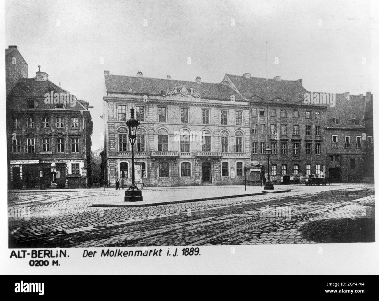Das Foto zeigt den Molkenmarkt in Berlin-Mitte im Jahr 1889. Im Gebäude auf der linken Seite gibt es ein Geschäft von ''R. Wendt'' und die 'Cigarren-Fabrik A. Feuss'. [Automatisierte Übersetzung]' Stockfoto