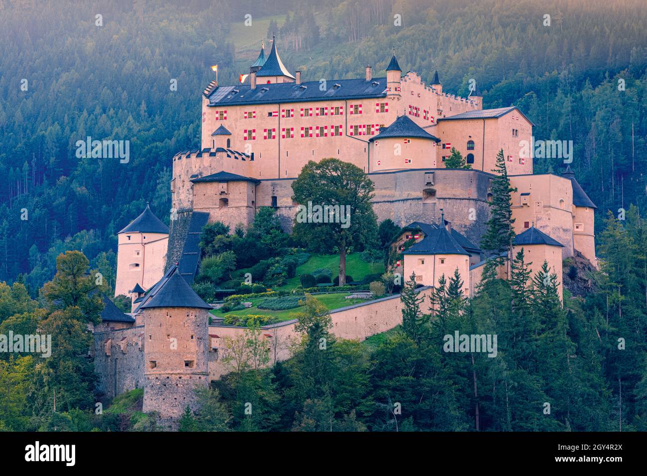 Burg Hohenwerfen (deutsch: Festung Hohenwerfen, lit. Festung Hohenwerfen) ist eine mittelalterliche Felsenburg, die auf einem 623 Meter (2,044 Fuß) hohen Abgrund liegt Stockfoto