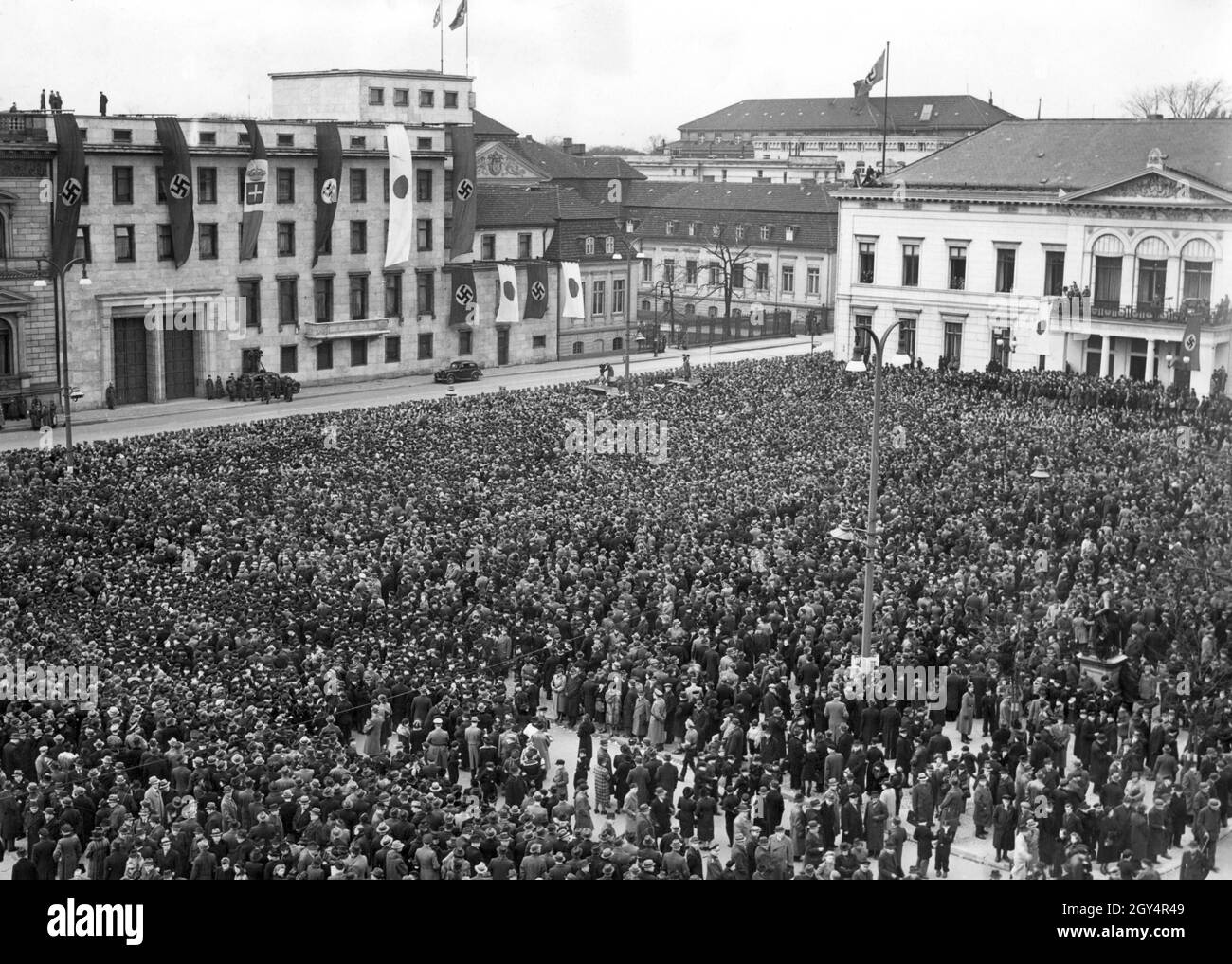 Am 27. März 1941 trafen sich Japans Außenminister Matsuoka Yosuke, Adolf Hitler und der japanische Botschafter Generalleutnant Oshima in der Neuen Reichskanzlei (Bild links) in der Wilhelmstraße im Zentrum Berlins. Eine große Menschenmenge am Wilhelmplatz wartet darauf, dass sie auf dem Balkon der Reichskanzlei erscheinen. Auf der rechten Seite des Bildes befindet sich das Ordenspalais. [Automatisierte Übersetzung] Stockfoto