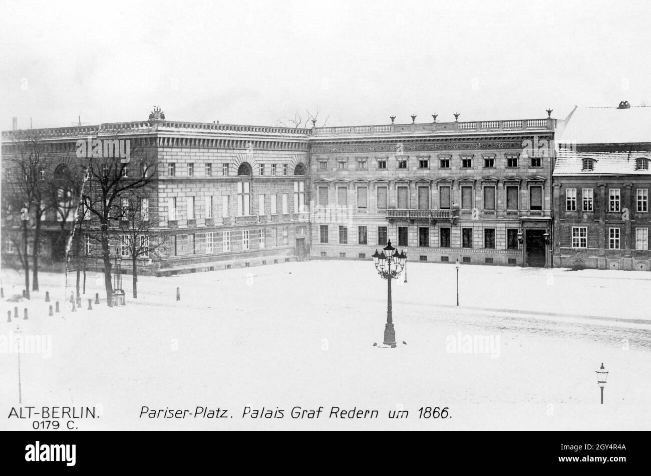 Das Foto zeigt das Palais Graf Redern am Pariser Platz in Berlin-Mitte im Jahr 1866. Das Hotel Adlon wurde später an dieser Stelle erbaut. Berlin ist mit Winterschnee bedeckt. [Automatisierte Übersetzung] Stockfoto