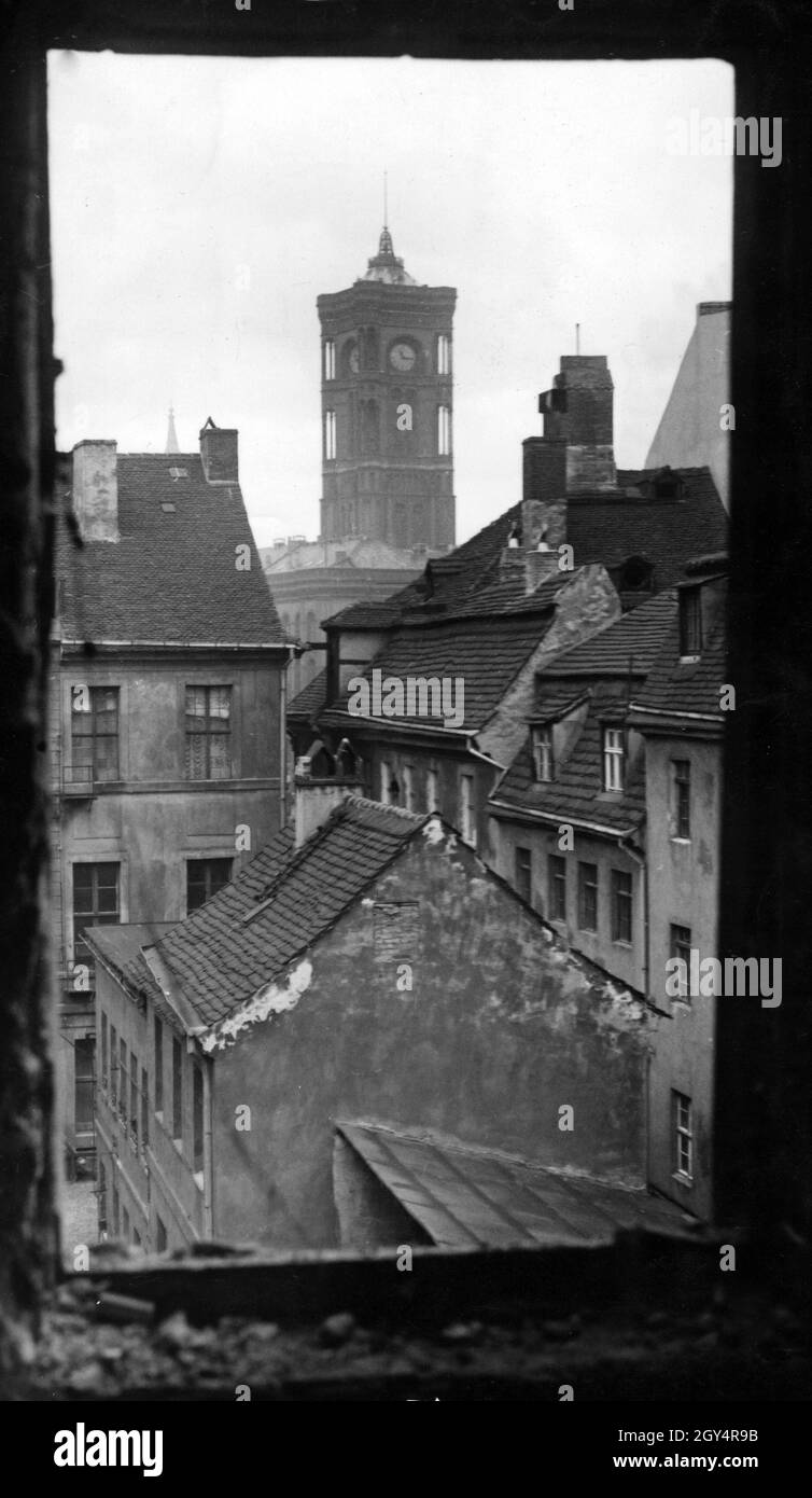 Die Aufnahme entstand am 16. Oktober 1934 aus einem Fenster eines Hauses, das in der Gasse am Krögel in Berlin-Mitte stand. In der Mitte befindet sich der Turm des Roten Rathauses. [Automatisierte Übersetzung] Stockfoto