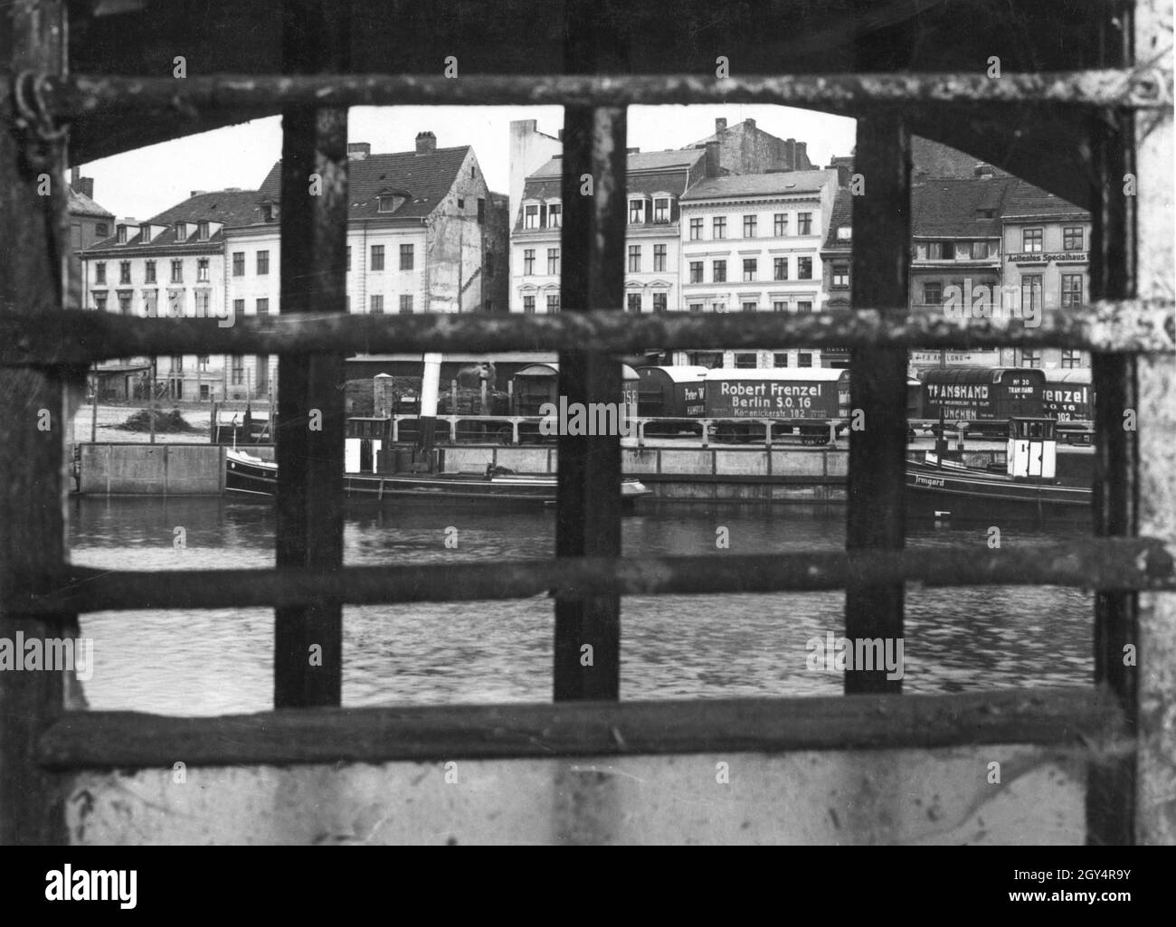 Dieses Foto wurde 1934 durch ein versperrtes Fenster in einem ehemaligen Gefängnis aufgenommen, das auf der Gasse am Krögel in Berlin-Mitte stand. Der Blick geht über die Spree zum gegenüberliegenden Ufer. [Automatisierte Übersetzung] Stockfoto