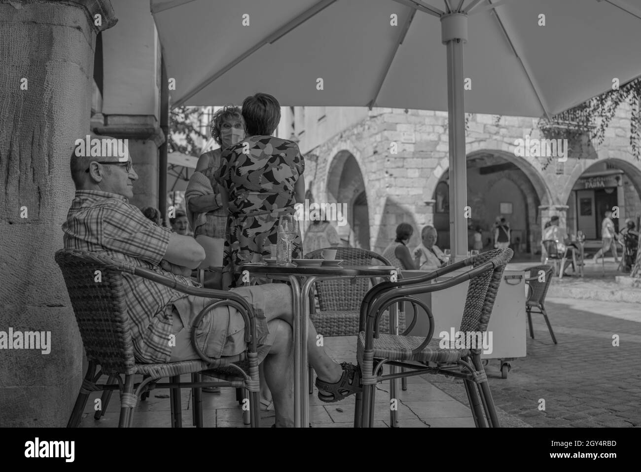 MONTBLANC - SPANIEN - 12. SEPTEMBER 2021: Schwarz-weißes Vintage-Straßenbild eines Mannes, der im Café sitzt Stockfoto