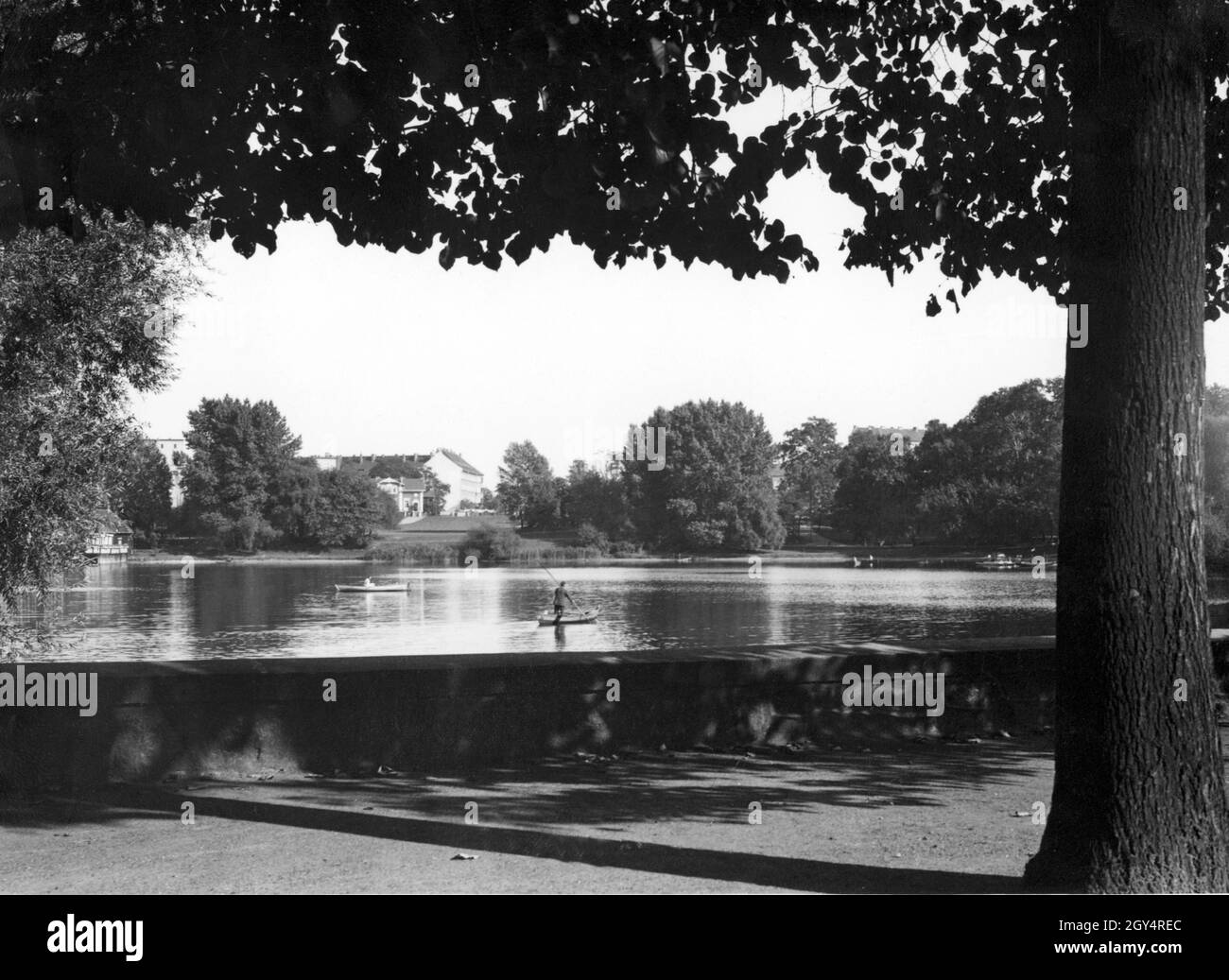 Blick auf den Weißen See in Berlin-Weißensee im Sommer 1934. Es gibt zwei Boote auf dem See. [Automatisierte Übersetzung] Stockfoto