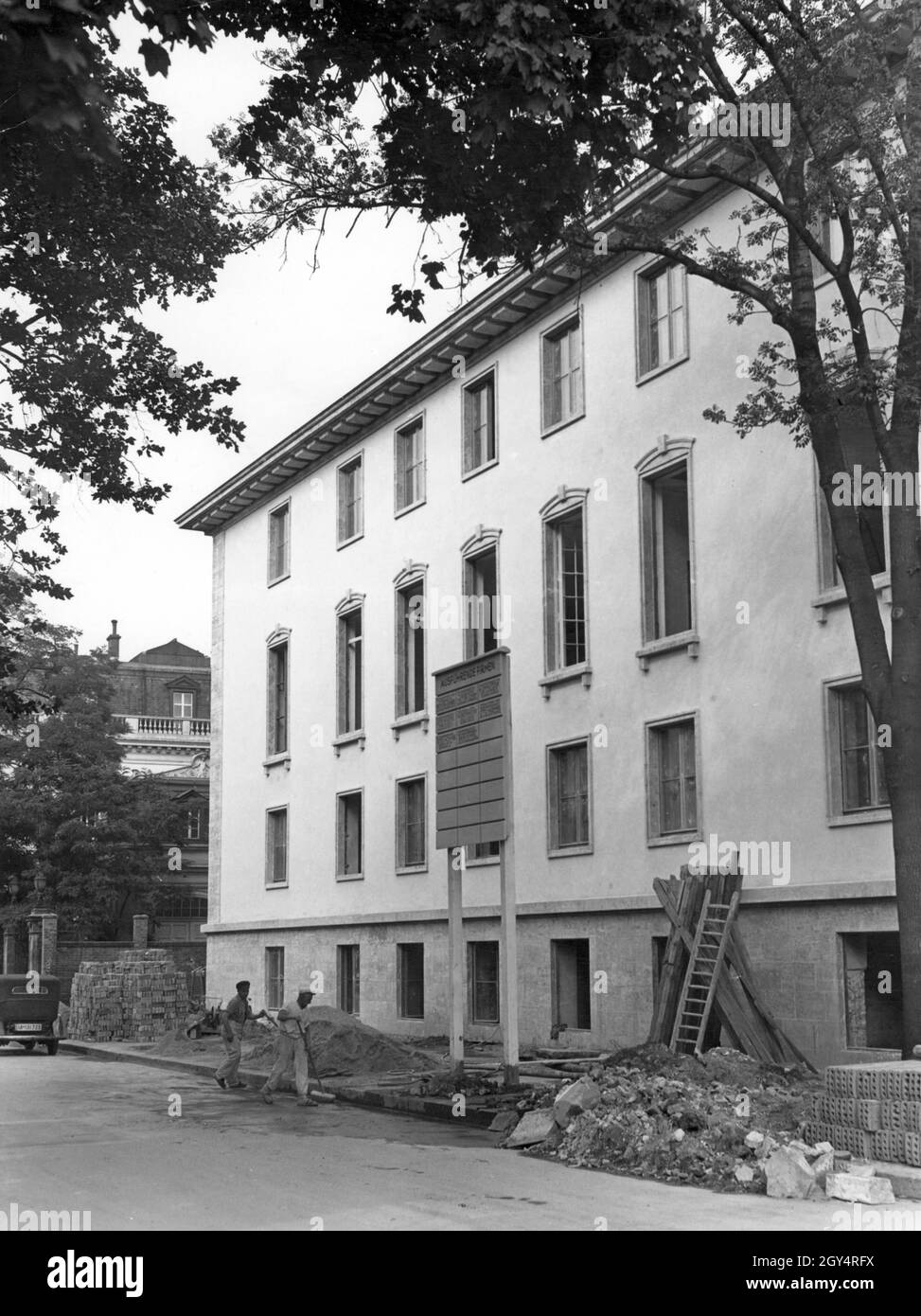 Am 28. Juli 1939 sind zwei Arbeiter auf einer Baustelle in der Rauchstraße 11, Ecke Drakestraße in Berlin-Mitte, zu sehen. Nach der Fertigstellung wurde die Rohbauanlage zum Hauptquartier der norwegischen Gesandtschaft. [Automatisierte Übersetzung] Stockfoto