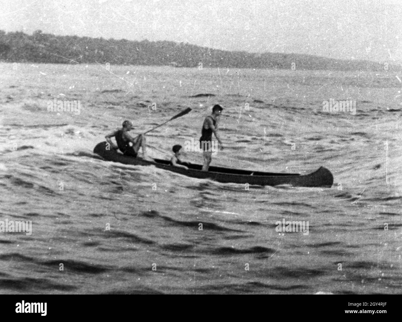 Drei Jungen manövrieren 1926 ihr Kanu durch die Stromschnellen der Isar. [Automatisierte Übersetzung] Stockfoto