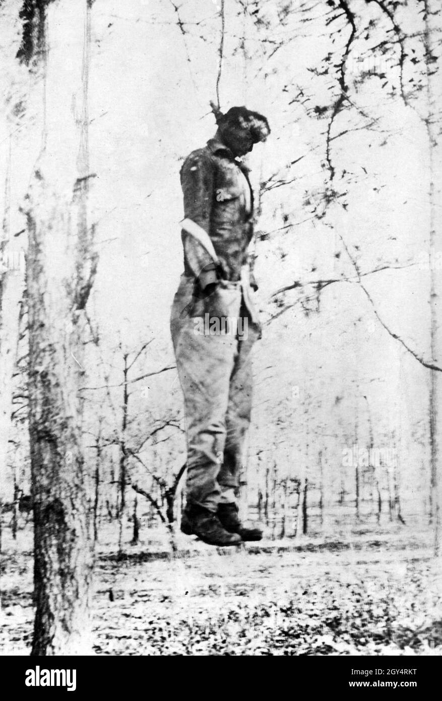 Ein afroamerikanischer Mann hing in den Vereinigten Staaten an einem Baum. (Undated photo) [automatisierte Übersetzung] Stockfoto