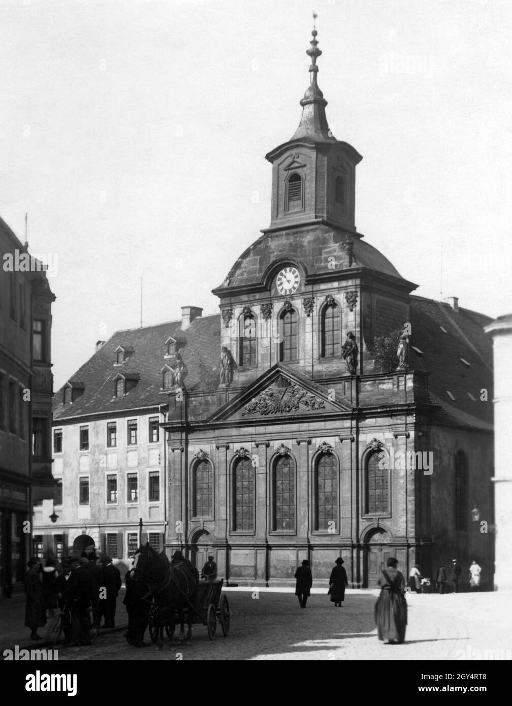 Das Foto aus dem Jahr 1931 zeigt die Spitalkirche in Bayreuth von der Maximilianstraße aus, von der die Gasse am Mühltürkein an der Kirche rechts vorbei abzweigt. [Automatisierte Übersetzung] Stockfoto