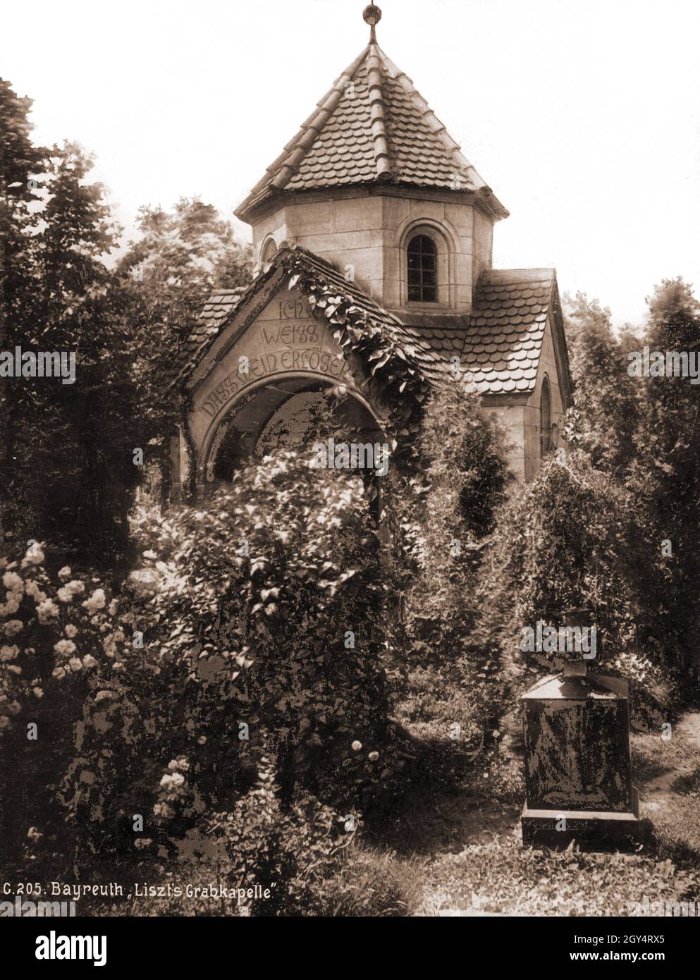 'Die Grabkapelle für Franz Franz Franz Franz Franz Franz Franz ist auf dem Stadtfriedhof in der Erlanger Straße in Bayreuth untergebracht. Über dem Eingang zur Kapelle befindet sich die Inschrift ''Ich / weiß / dass mein Erlöser lebt.'' Undatierte Fotografie, aufgenommen um 1895 vom Fotografen Heuschmann. [Automatisierte Übersetzung]' Stockfoto