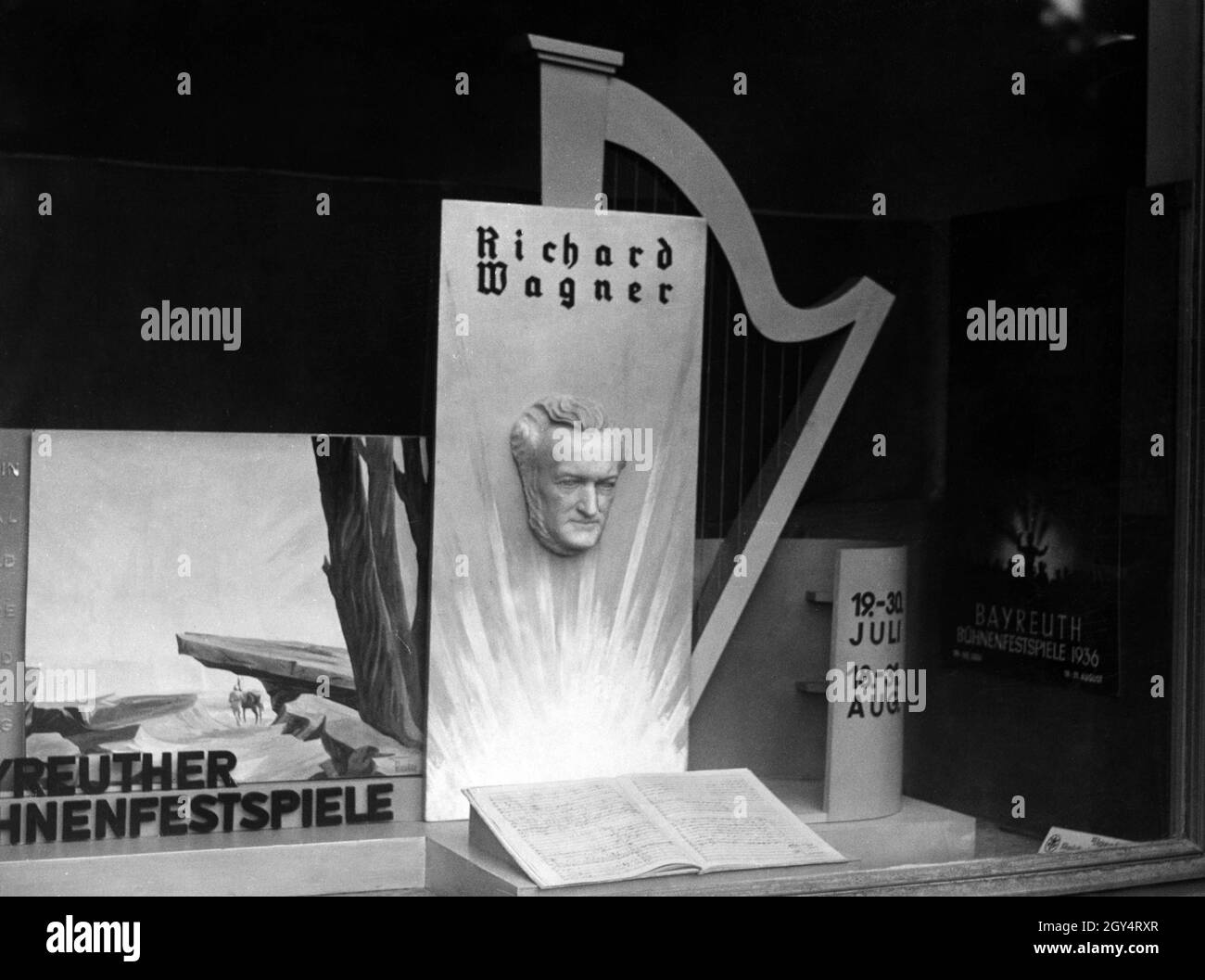 'In einem Schaufenster des MER am Leipziger Platz in Berlin wirbt die Deutsche Reichsbahn für einen Besuch der 'Bayreuther Bühnenfestspiele 1936'. Diese fanden zwischen dem 19-30. Juli und dem 18-31. August statt. [Automatisierte Übersetzung]' Stockfoto
